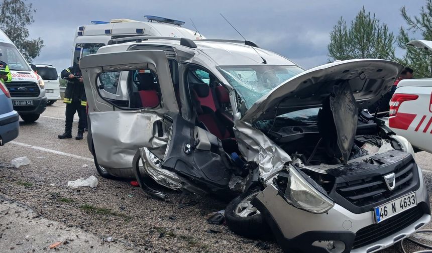 Osmaniye'de otomobil ile hafif ticari aracın çarpıştığı kazada 6 kişi yaralandı