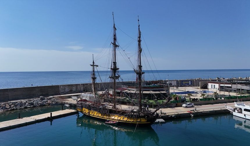 Rus Çarı 1. Petro'nun gemisi 'Shtandart'ın kopyası Alanya'da gençler için yelken açıyor