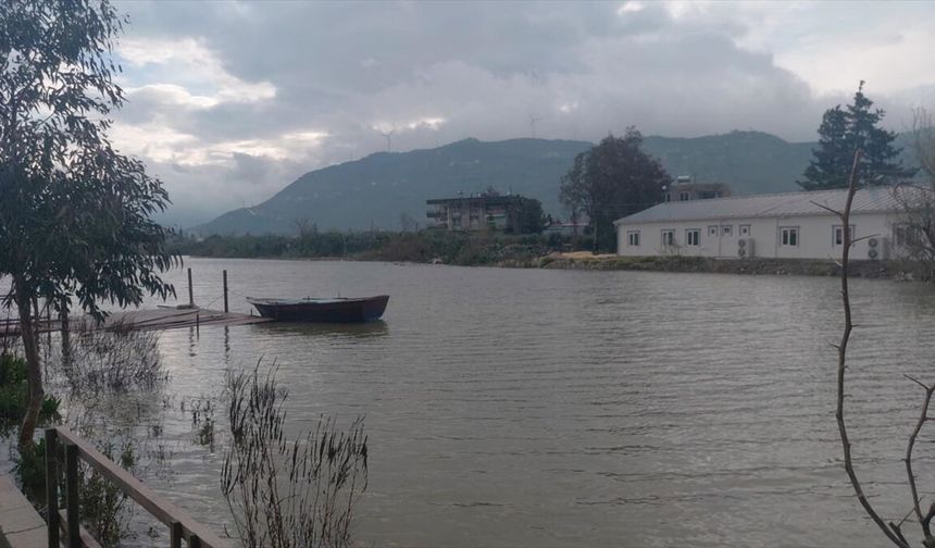Samandağ ilçesinde sağanak hayatı olumsuz etkiledi