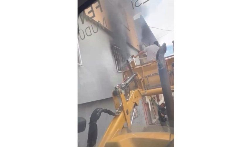 Onikişubat Belediyesi personelinden ev yangınına örnek müdahale