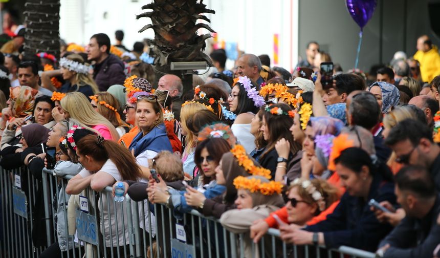 14. Uluslararası Portakal Çiçeği Karnavalı'nın kortej geçişi yapıldı