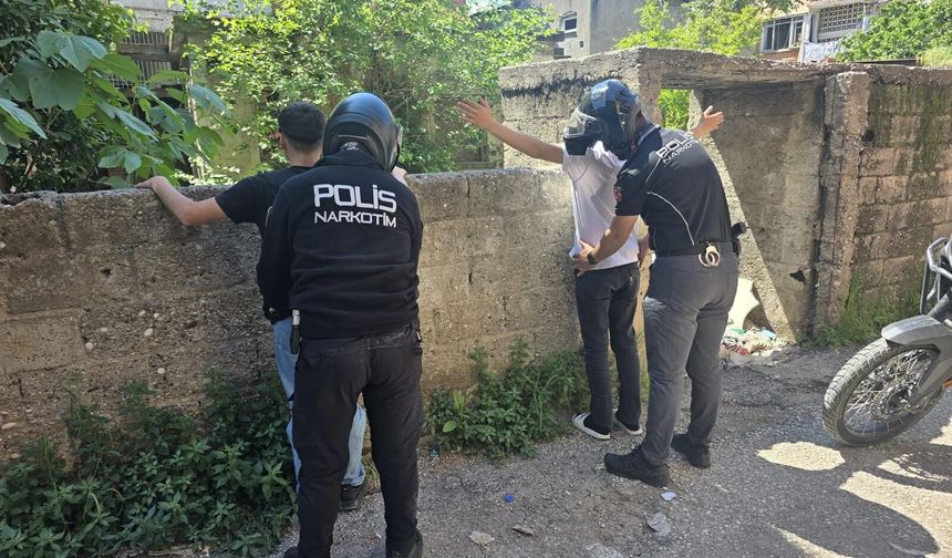 Adana metruk binalarda uyuşturucu denetimi yapıldı