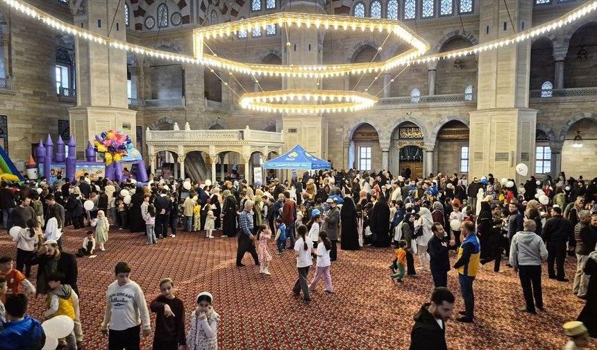 Adana'da çocuklar ve aileleri camide düzenlenen şenlikte ağırlandı