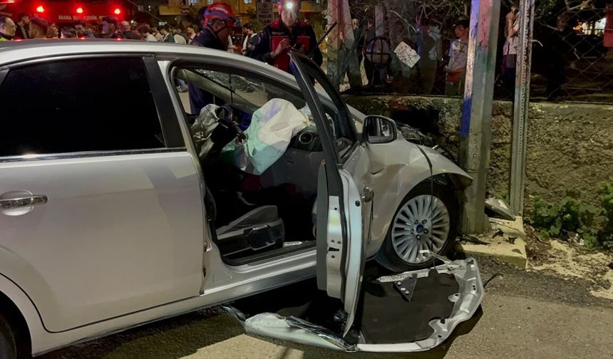 Adana'da iki otomobilin çarpışması sonucu 4 kişi yaralandı
