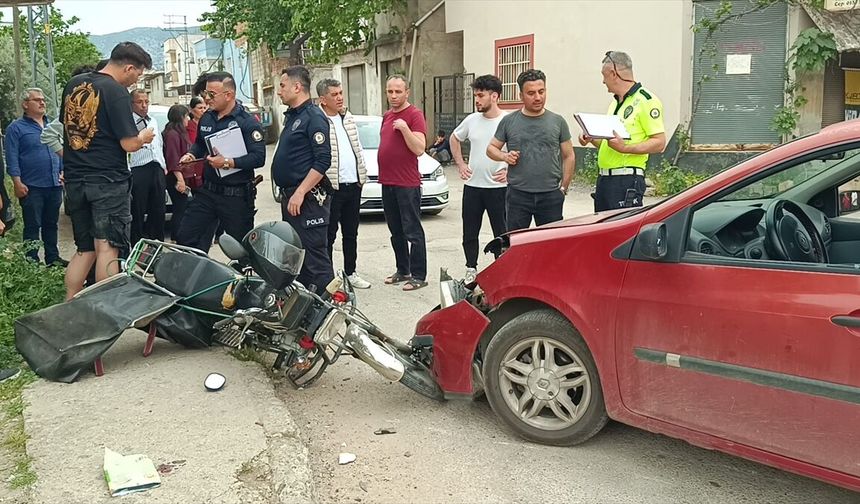 Adana'da otomobil ile çarpışan motosikletin sürücüsü ağır yaralandı