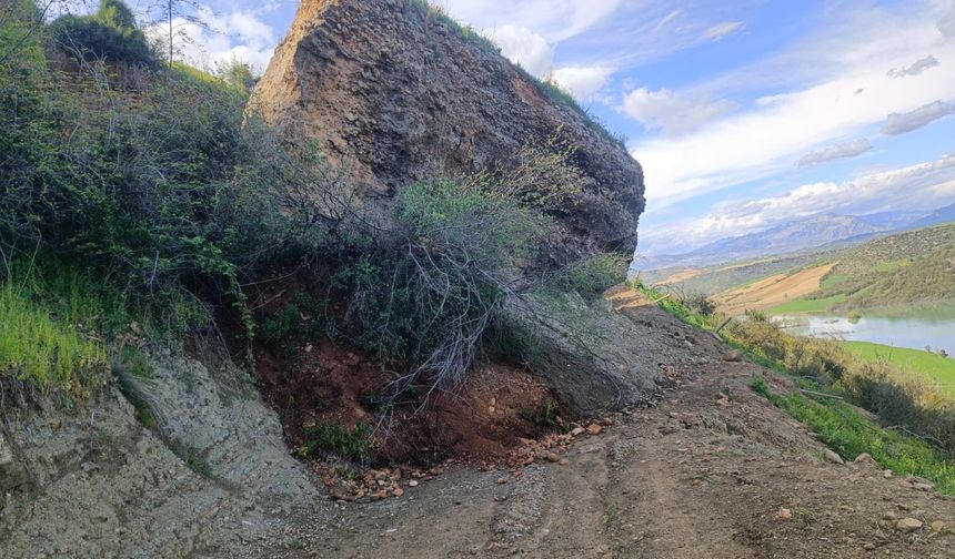 Adana'da sağanağın etkisiyle yuvarlanan kaya hayvancıların kullandığı yolu kapattı