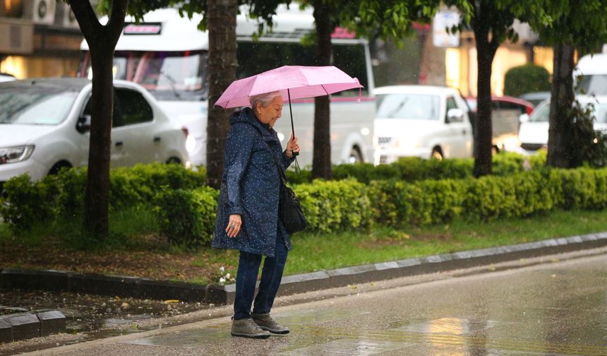 Adana'da sağanak hayatı olumsuz etkiledi