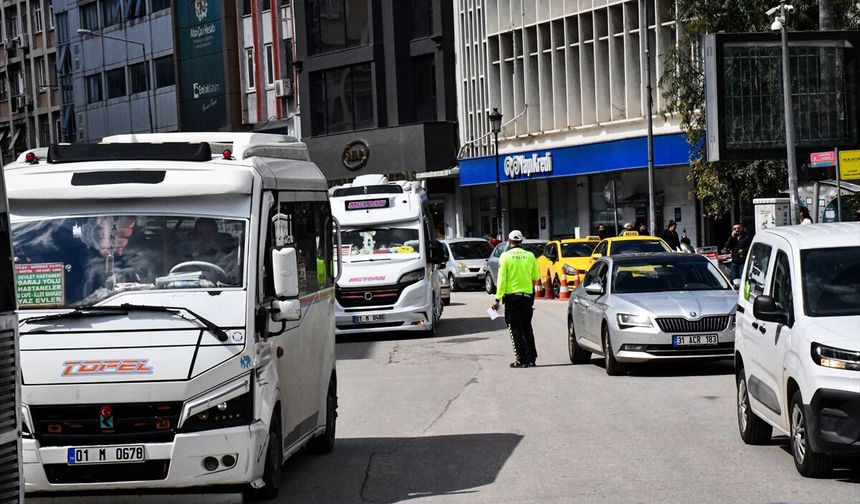 Adana'da trafikteki ihlalleri sivil ekiplerce belirlenen 60 sürücüye para cezası kesildi