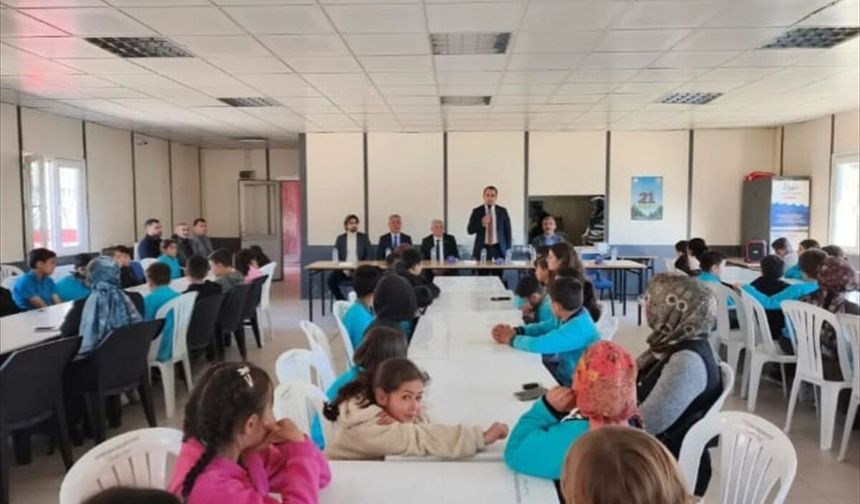 Adana'da üzerine kaya düşen otomobilde hayatını kaybeden 4 öğretmen anıldı