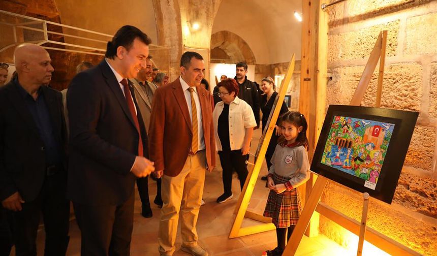 Alanya'da 23 Nisan'a özel 'Kızılkule' temalı resim sergisi açıldı