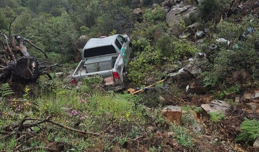 Antakya ilçesinde ağaçlık alana yuvarlanan kamyonetteki 2 orman işçisi yaralandı