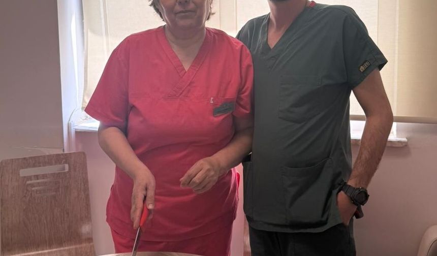 Antalya'da ebe ile yıllar önce doğumunu yaptırdığı hemşire aynı hastanede görev yapıyor