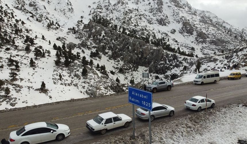 Antalya'nın Alacabel mevkisinde etkili olan kar yağışı ulaşımı aksattı