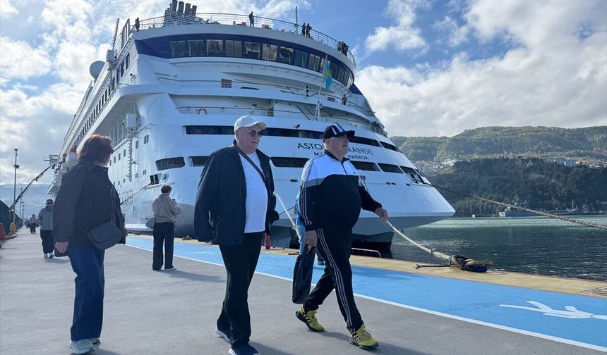 'Astoria Grande' kruvaziyeri 856 yolcusuyla Amasra'ya geldi