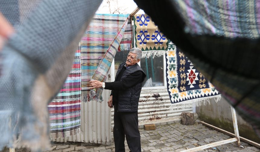 Atölyeye çevirdiği evinin garajında eşiyle atık kumaşları kilime dönüştürüyor