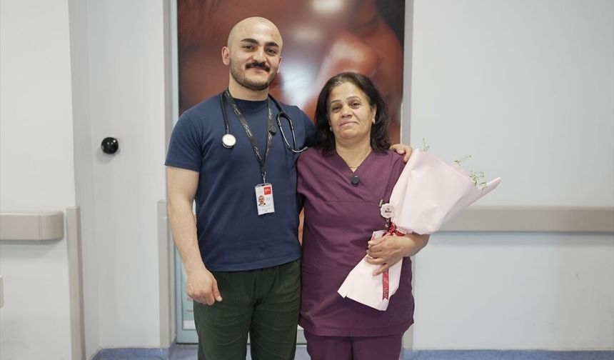 Aynı hastanede çalıştığı annesine Ebeler Haftası'nda çiçekle sürpriz yaptı