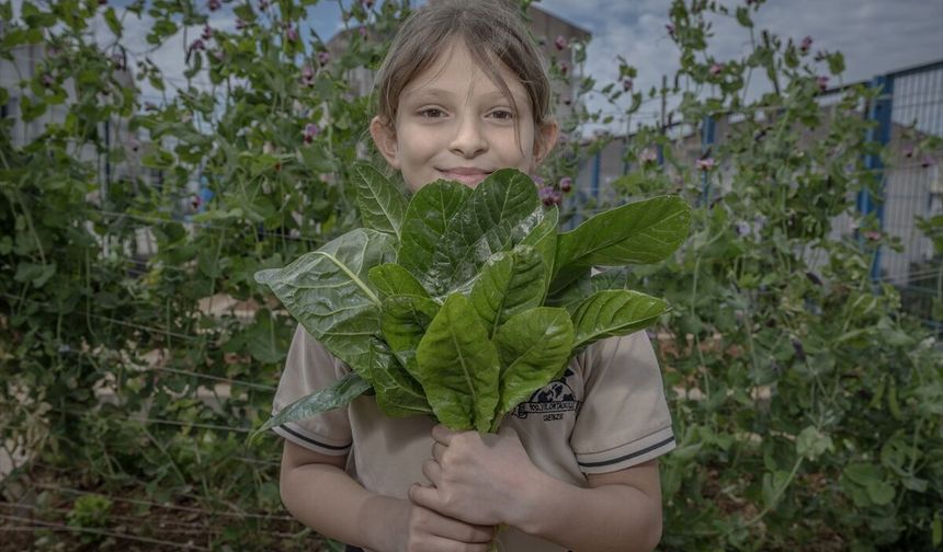 Çocuklar ekolojik bahçede toprağa dokunarak öğreniyor