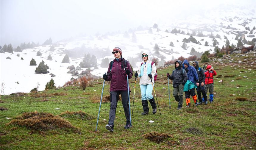 Doğa sporcuları karın etkisini sürdürdüğü Aladağlar'da performanslarını test ediyor