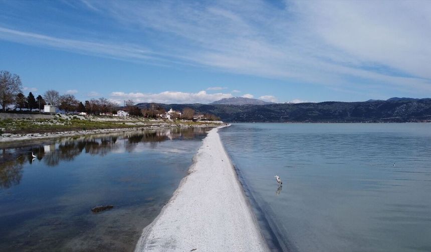 Eğirdir Gölü'nde doğal yürüyüş yolu oluştu