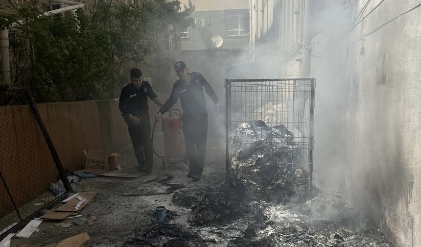 Feke'de atıkların toplandığı alanda çıkan yangını polis söndürdü