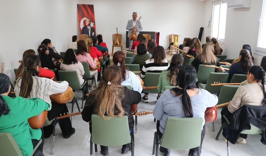 Halil öğretmen depremzede kadınlara bağlama kursuyla moral oluyor