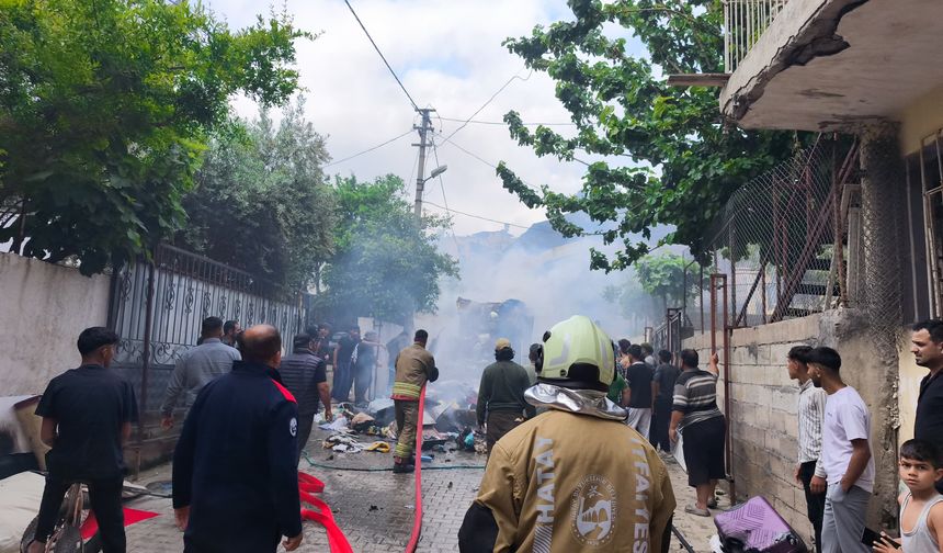 Hatay'da eşya yüklü pikapta çıkan yangın söndürüldü