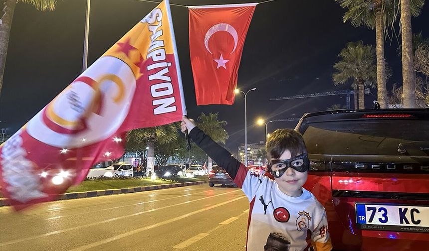 Hatay'da Galatasaraylı taraftarlar, Fenerbahçe galibiyetini kutladı