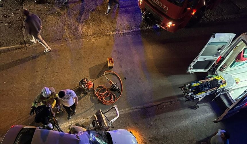 Hatay'da iki otomobilin çarpışması sonucu 2'si ağır 7 kişi yaralandı