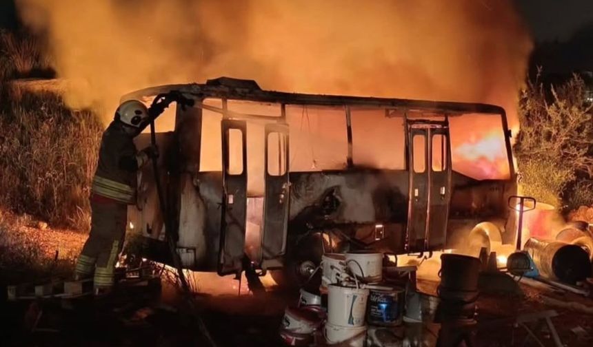 Hatay'da otobüs ve konteynerdeki yangın hasara neden oldu