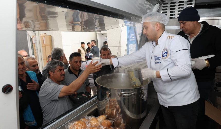 Hatay'da vatandaşlara çorba ikram ediliyor