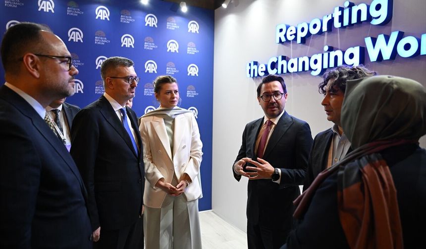 İletişim Başkanı Duran, Antalya Diplomasi Forumu'nda AA standını ziyaret etti