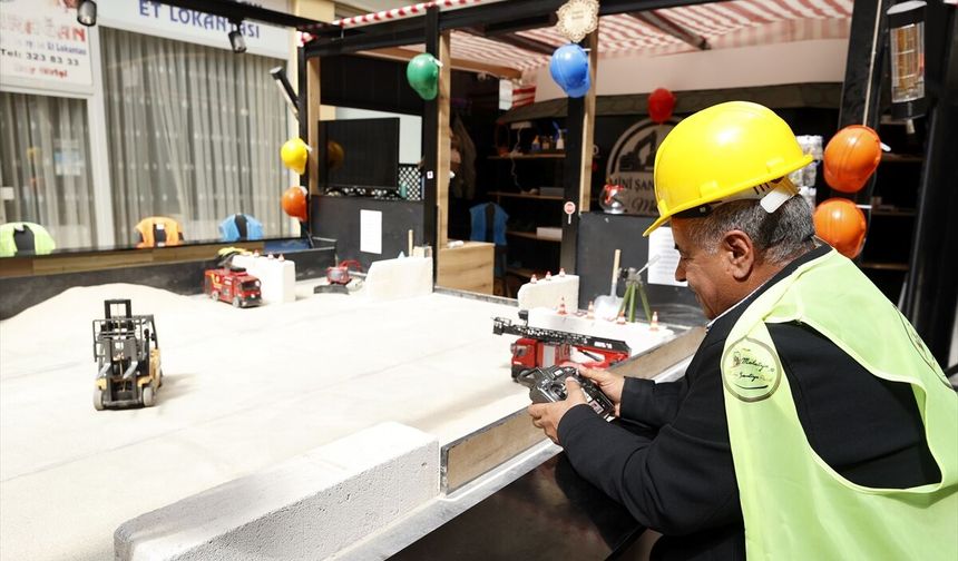 İş makinesi kullanma merakını 'mini şantiye'de gideriyorlar