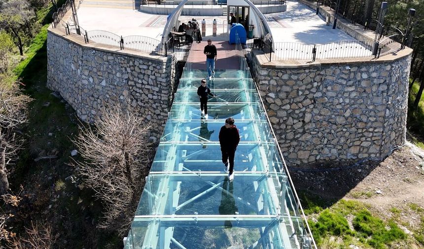 Isparta'daki cam seyir terası 1 milyon 100 bin kişiyi ağırladı