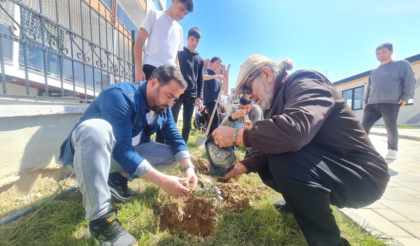 Kadirli'de öğrenciler huzurevi sakinleriyle fidan dikti