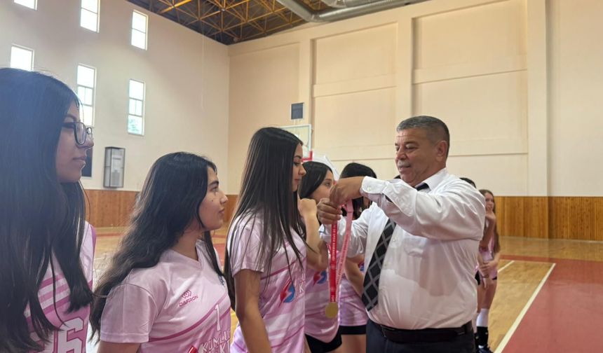 Kumluca'da düzenlenen okul sporları kızlar voleybol müsabakaları tamamlandı