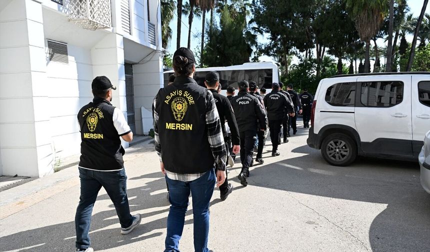 Mersin'de iş vaadiyle dolandırıcılık yaptıkları gerekçesiyle yakalanan 7 zanlı tutuklandı
