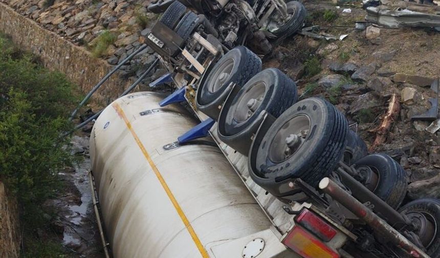 Mersin'de kanala devrilen tankerde sıkışan sürücüyü itfaiye kurtardı