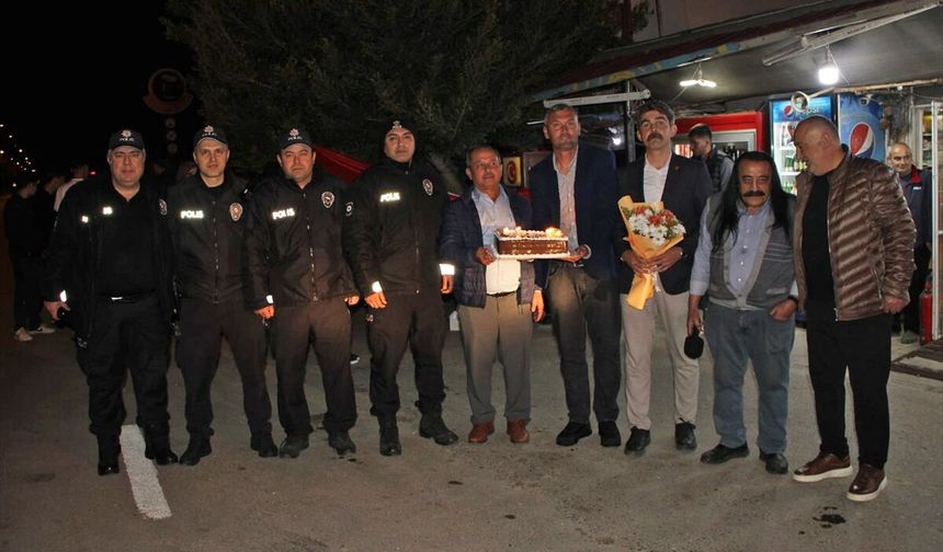 Mersin'de kavga anonsuna gelen polislere sürpriz kutlama yapıldı