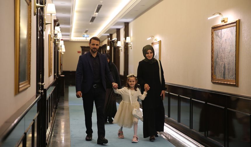 Protez bacakla yeniden yürümeye başlayan Zeynep, Hatay Valisi Masatlı'yı ziyaret etti