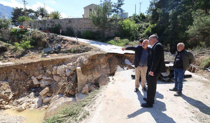 Silifke Belediye Başkanı Mustafa Turgut, sağanaktan zarar gören alanları inceledi