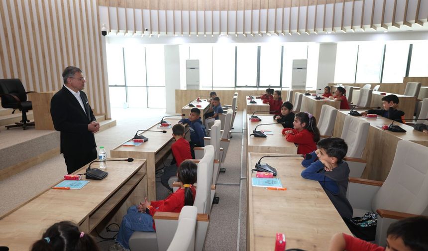 Silifke'de öğrenciler belediyeyi ziyaret etti