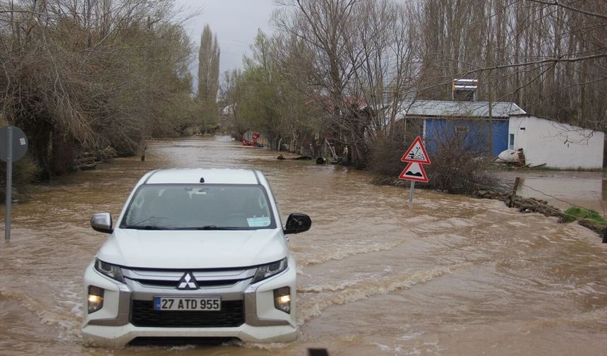 Sivas'ta Kızılırmak taştı Canova köyü kısmen su altında kaldı