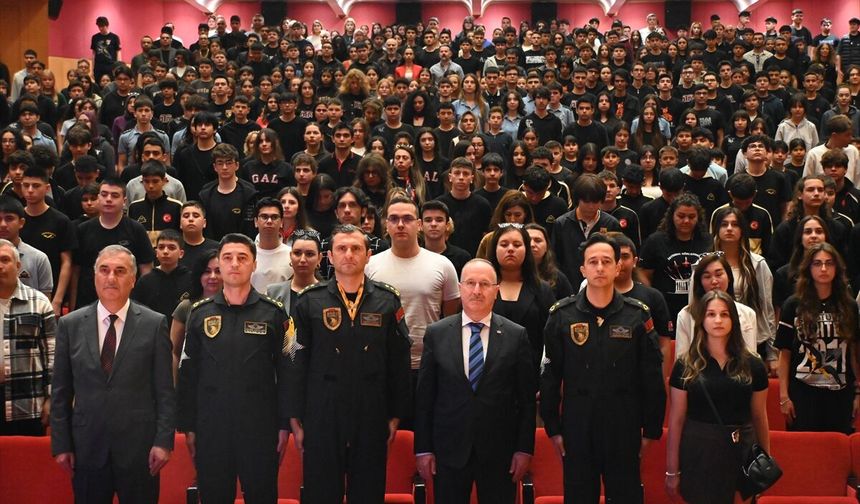 SOLOTÜRK pilotları Antalya'da öğrencilerle buluştu