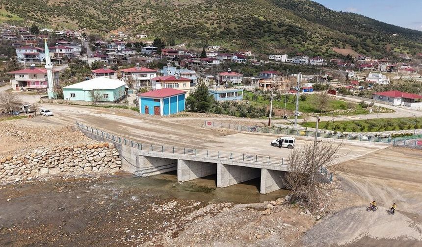 Şekeroba’nın Yeni Köprüsünü Hizmete Sundu