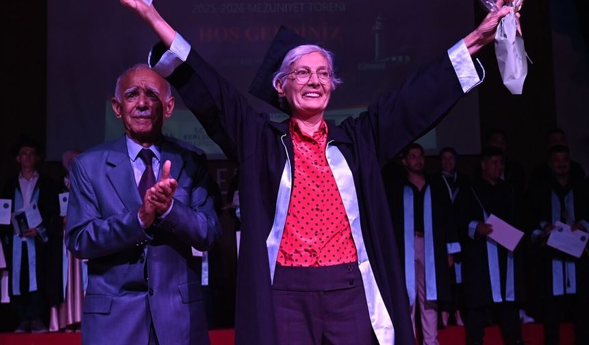 70 yaşında yüksekokul bitirdi, diplomasını dekan oğlunun elinden aldı