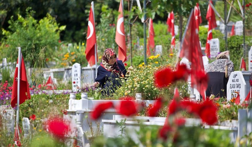 Adana ve çevre illerde bayram arifesinde şehitlik ve mezarlıklar ziyaret edildi