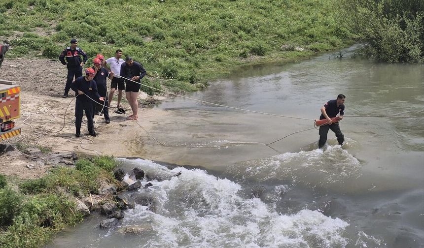 Adana'da nehirden geçmeye çalıştıkları kamyonda mahsur kalan 2 kişiyi itfaiye kurtardı