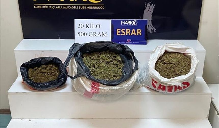 Adana'da otomobilde 20 kilo 500 gram esrar ele geçirildi