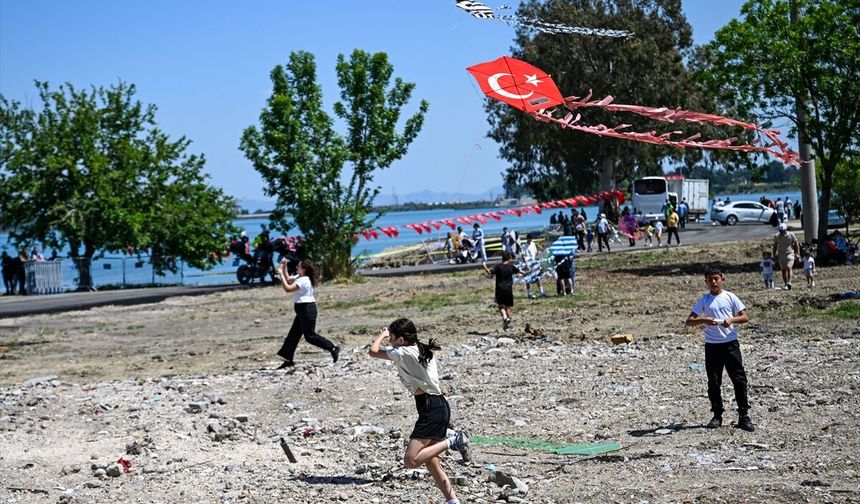 Adana'da şenlikte buluşan aileler ve çocukları uçurtmalarını alıp gökyüzünü renklendirdiler