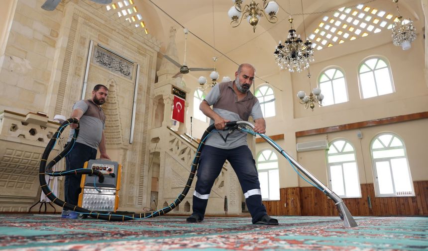 Akdeniz ilçesindeki camilerde bayram temizliği yapıldı